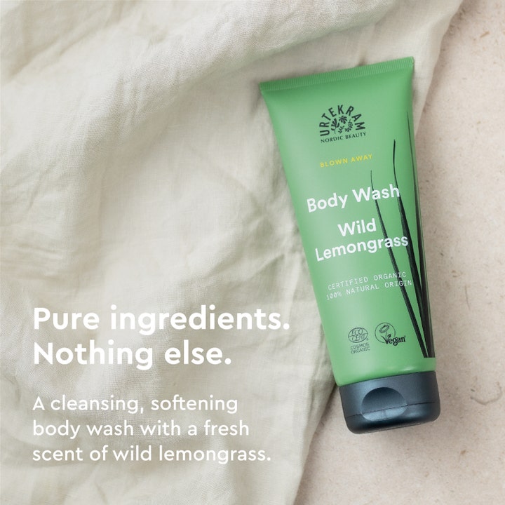 Urtekram Body Wash Wild Lemongrass 200 ml vegansk dusjsåpe i grønn tube på lyst stoff som gir en frisk duft.