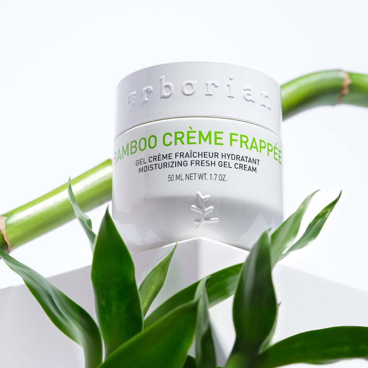 Erborian Bamboo Crème Frappée 50 ml fuktighetsgivende ansiktskrem i hvit krukke med friske bambusstengler