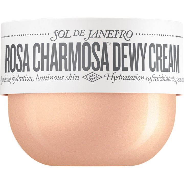 Sol de Janeiro Rosa Charmosa Dewy Cream fuktgivende krem for glødende hud i en skimrende ferskenfarget krukke.