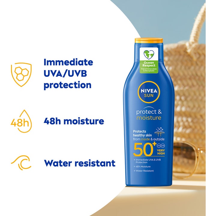 NIVEA Protect & Moisture Sun Lotion SPF50+ 200 ml fuktighetsgivende solkrem i blå flaske ved en strandbag