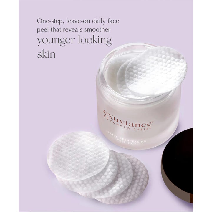 Exuviance Daily Resurfacing Peel 58 ml ansiktspeeling med hvite teksturerte pads i frostet krukke for jevnere hud