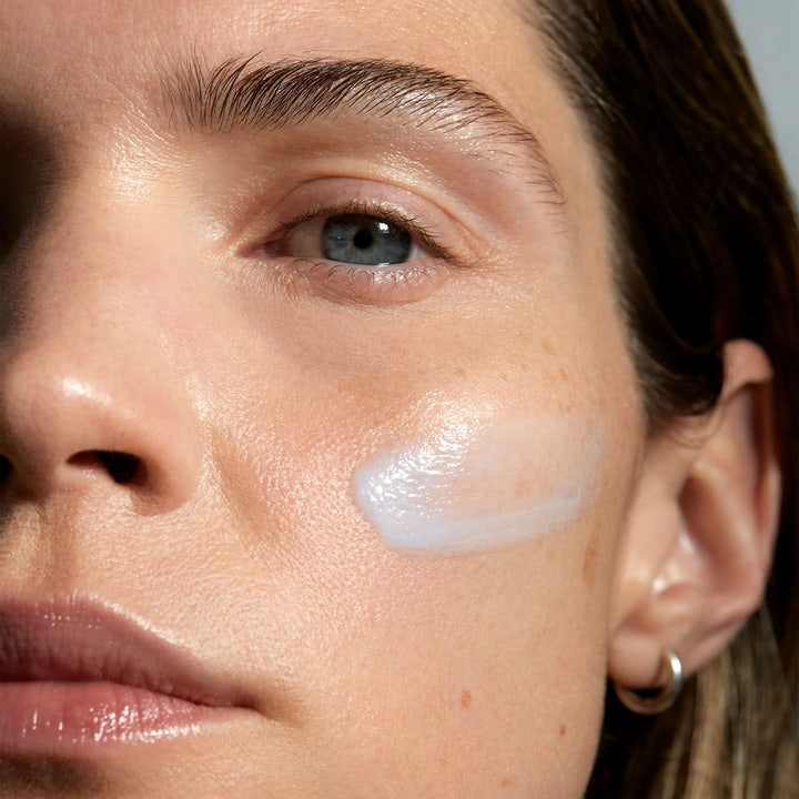 MÁDARA Retinol Alternative Plant-Powered Serum 30 ml ansiktsserum som gir glød vist som hvit tekstur påført på huden