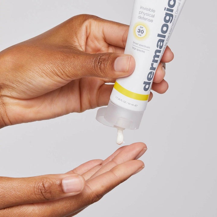 Dermalogica Invisible Physical Defense SPF30 50 ml solkrem i hvit tube som trykker ut hvit krem i en hånd