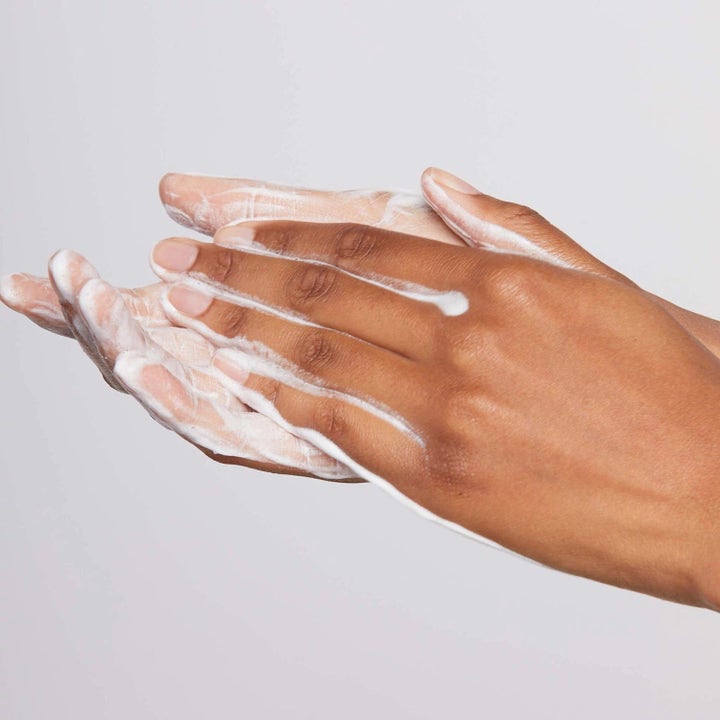Dermalogica Daily Microfoliant Duo 26 g eksfolierende peeling som danner et kremet hvitt skum på hender