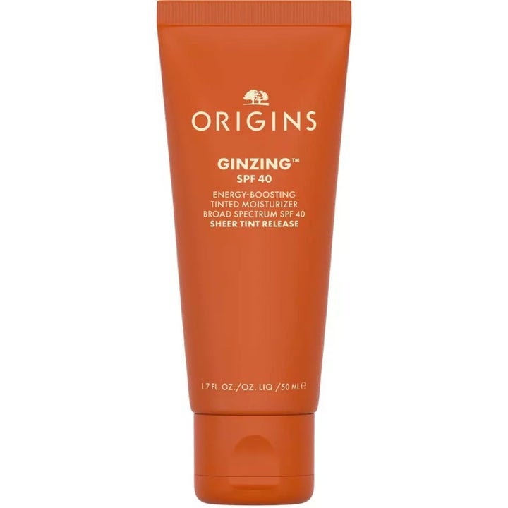 Origins GinZing SPF 40 Tinted Moisturizer 50 ml farget dagkrem som gir glød i en oransje tube med hvitt lokk