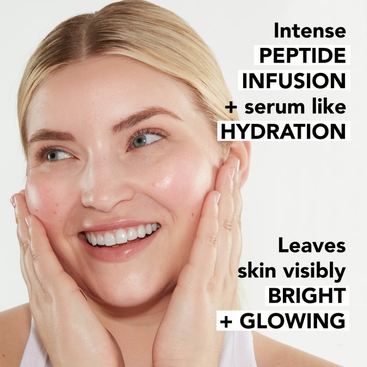Mario Badescu Hydrating Glow Toner 236 ml fuktighetsgivende toner vist på smilende kvinne med strålende hud.
