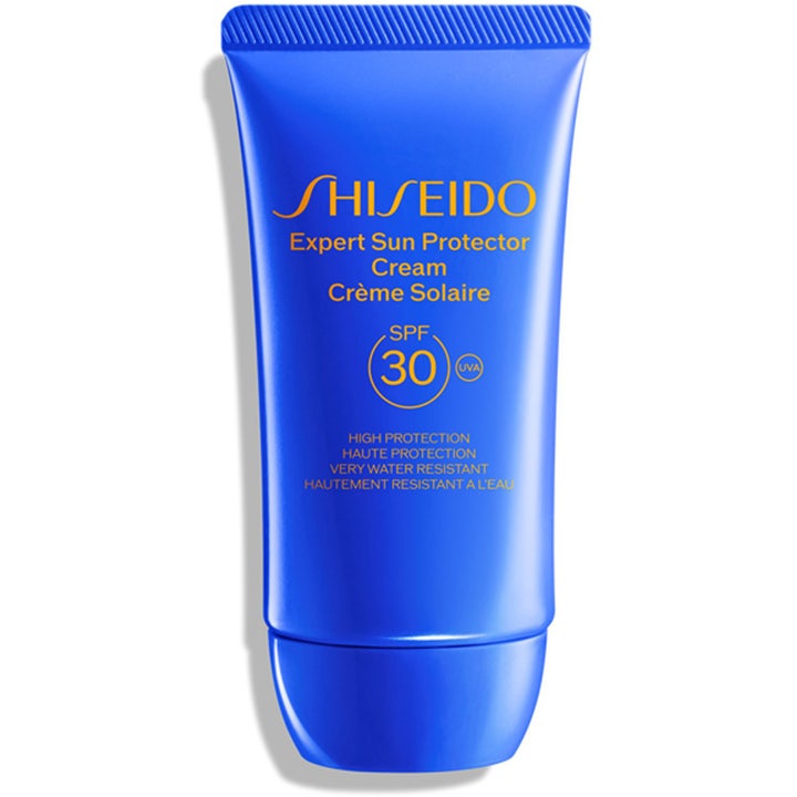 Shiseido Expert Sun Protector Cream SPF 30 solkrem gir høy beskyttelse i en blå tube med gul skrift.