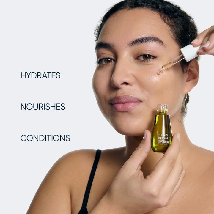 Elemis Superfood Facial Oil 15 ml nærende ansiktsolje påføres med pipette på en kvinnes kinn