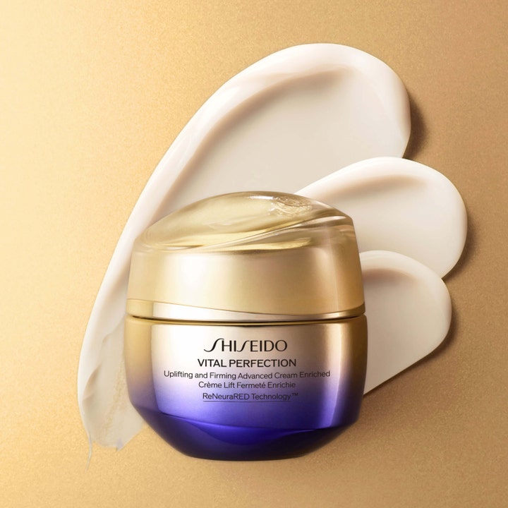 Shiseido Vital Perfection Advanced Cream Enriched Refill 50 ml oppstrammende ansiktskrem i lilla og gullkrukke med krem.