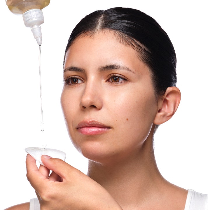 The Ordinary Glycolic Acid 7% Exfoliating Toner 240 ml eksfolierende toner som helles på en bomullspad for glød
