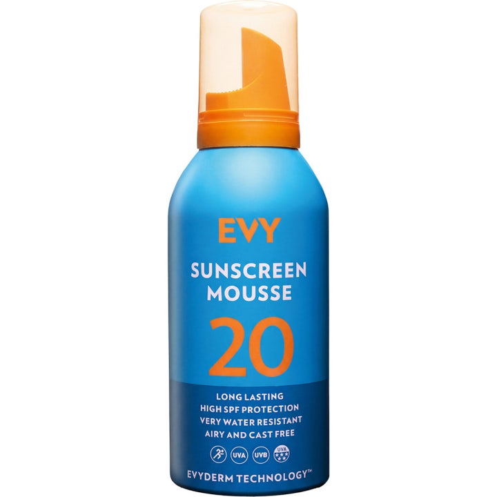 EVY Sunscreen Mousse SPF 20 gir vannfast solbeskyttelse i en blå sprayflaske med gjennomsiktig oransje lokk.