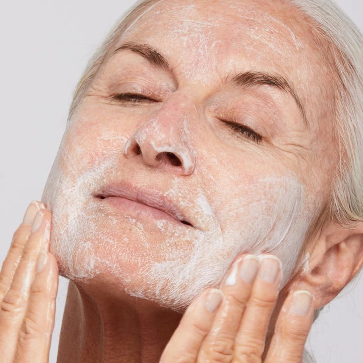 Dermalogica AGE smart Duo Skin Resurfacing Cleanser eksfolierende rens påføres huden for en glattere tekstur.