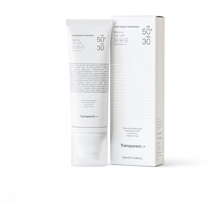 Niche Beauty Lab Transparent Lab Lightweight Sunscreen 100 ml solkrem gir SPF 50+ i hvit tube og hvit eske.