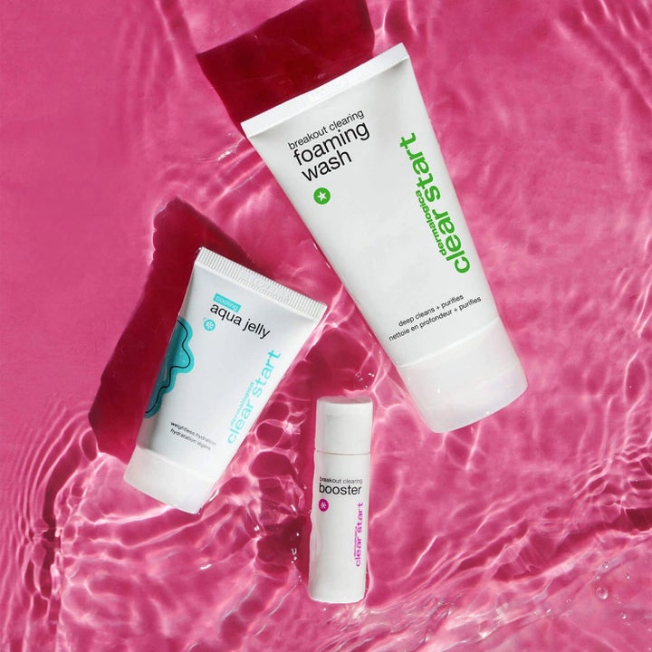 Dermalogica Clear Start Breakout Clearing Kit Duo hudpleiesett mot kviser med hvite tuber i rosa vann.