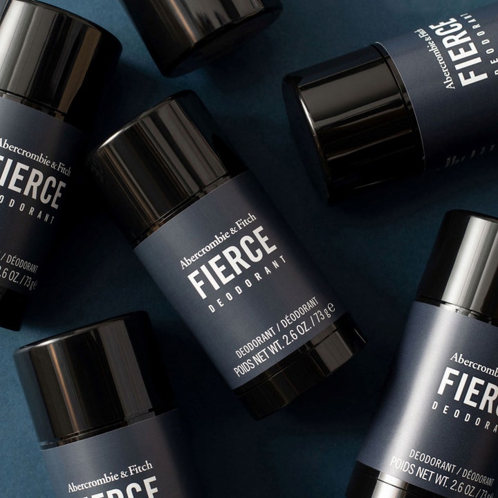 Abercrombie & Fitch Fierce Cologne Deo Stick 75 g herredeodorant i mørkegrå hylse med svart kork gir friskhet.