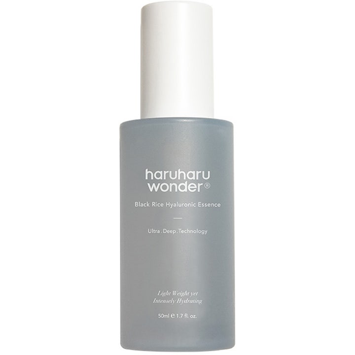 haruharu wonder Black Rice Hyaluronic Essence 50 ml fuktighetsgivende essens i frostet grå flaske med hvit kork