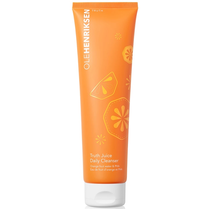 Ole Henriksen Truth Juice Daily Cleanser 150ml ansiktsrens med PHA i en oransje tube med hvitt lokk og appelsiner