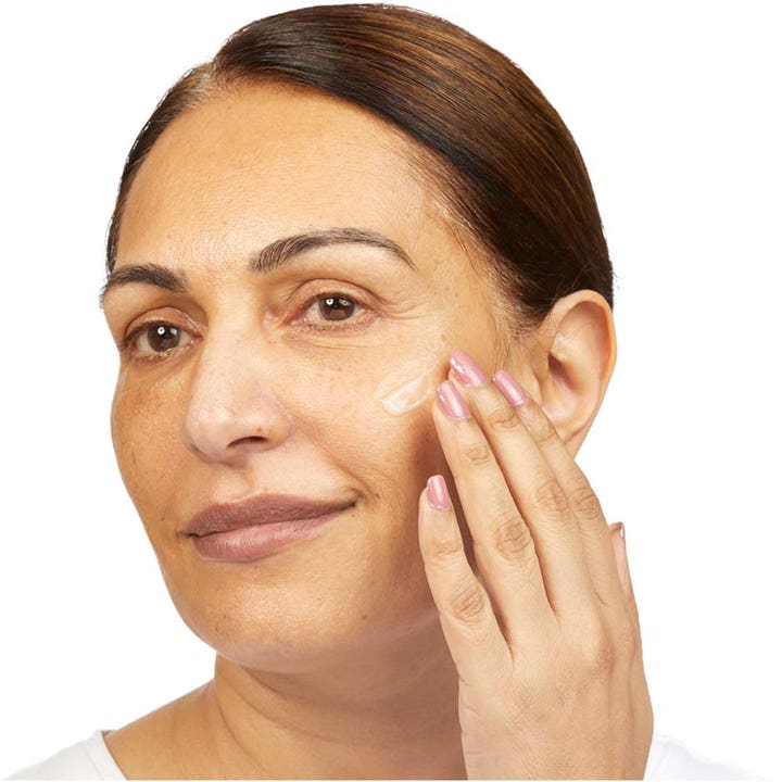 No7 Restore & Renew Multi Action Face & Neck Serum 30 ml ansiktsserum som påføres huden for en fastere følelse og glød