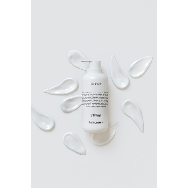 Niche Beauty Lab Transparent Lab Ceramide Barrier Body Treatment 400 ml styrkende body lotion med hvit flaske og kremprøver.