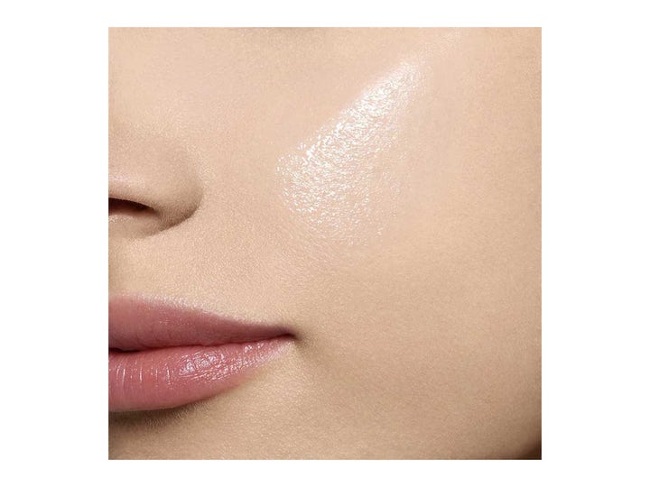 Clarins Blue Orchid Face Treatment Oil 30 ml ansiktsolje gir glød påført på huden for en fuktig finish