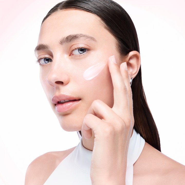 Lancôme Advanced Hydrazen Day Cream 75 ml fuktighetsgivende dagkrem med rosa tekstur som påføres huden for en frisk glød.