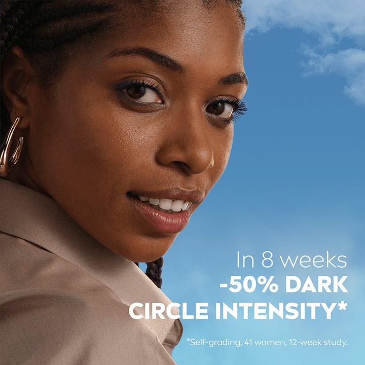 NIVEA Luminous630 Anti Dark-Spot Eye Treatment 15 ml øyekrem med kvinne mot blå himmel og tekst om 50% mindre mørke ringer