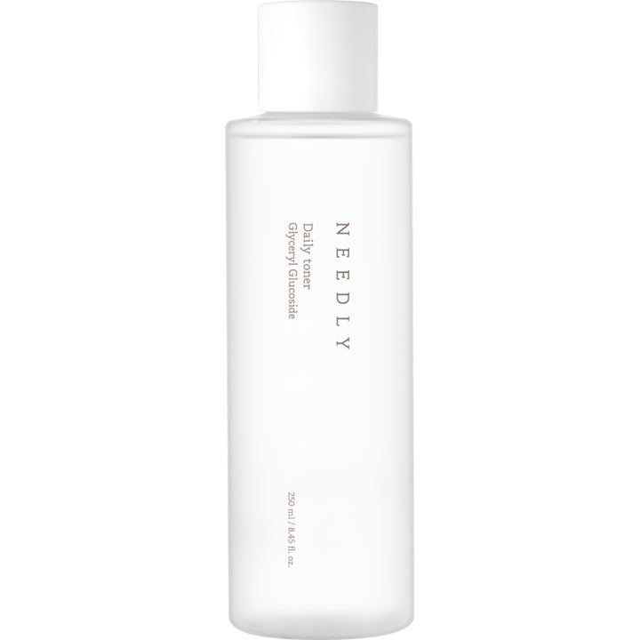 Needly Daily Toner 250 ml fuktighetsgivende ansiktsvann i en frostet hvit sylindrisk flaske med hvitt lokk.